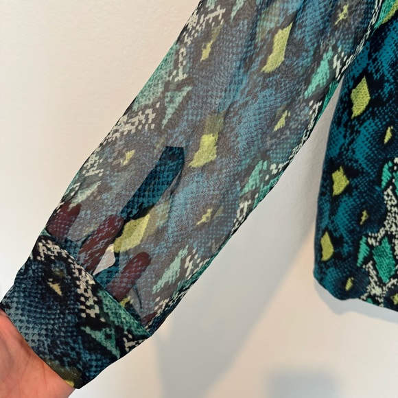 Equipment Femme 100% Silk Blue Snakeskin Print Sheer Long Sleeve Blouse - Picture 3 of 7